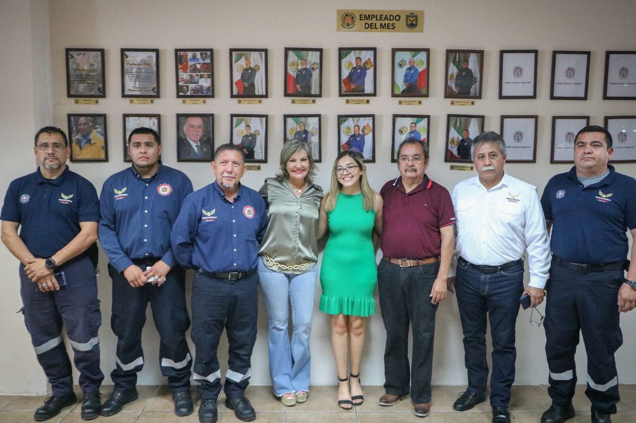 Entregan reconocimiento a bomberos del mes