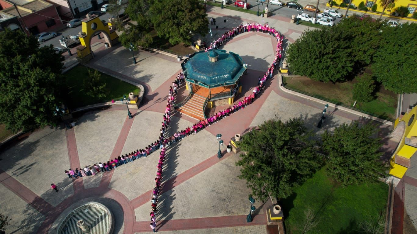 Forman lazo rosa humano en Ramos Arizpe