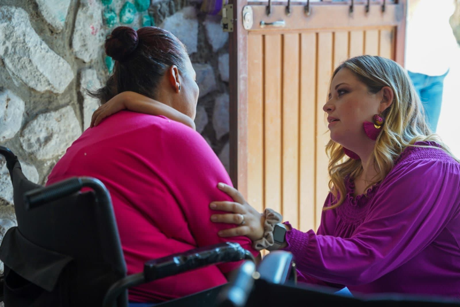 Entrega Ana Lucía Cavazos sillas de ruedas y aparatos ortopédicos