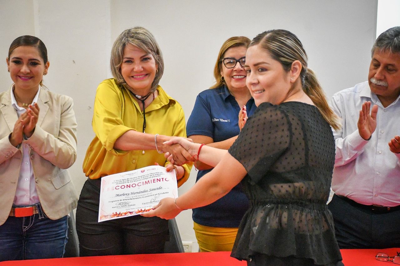 Brindan cursos de emprendimiento y empoderamiento a mujeres