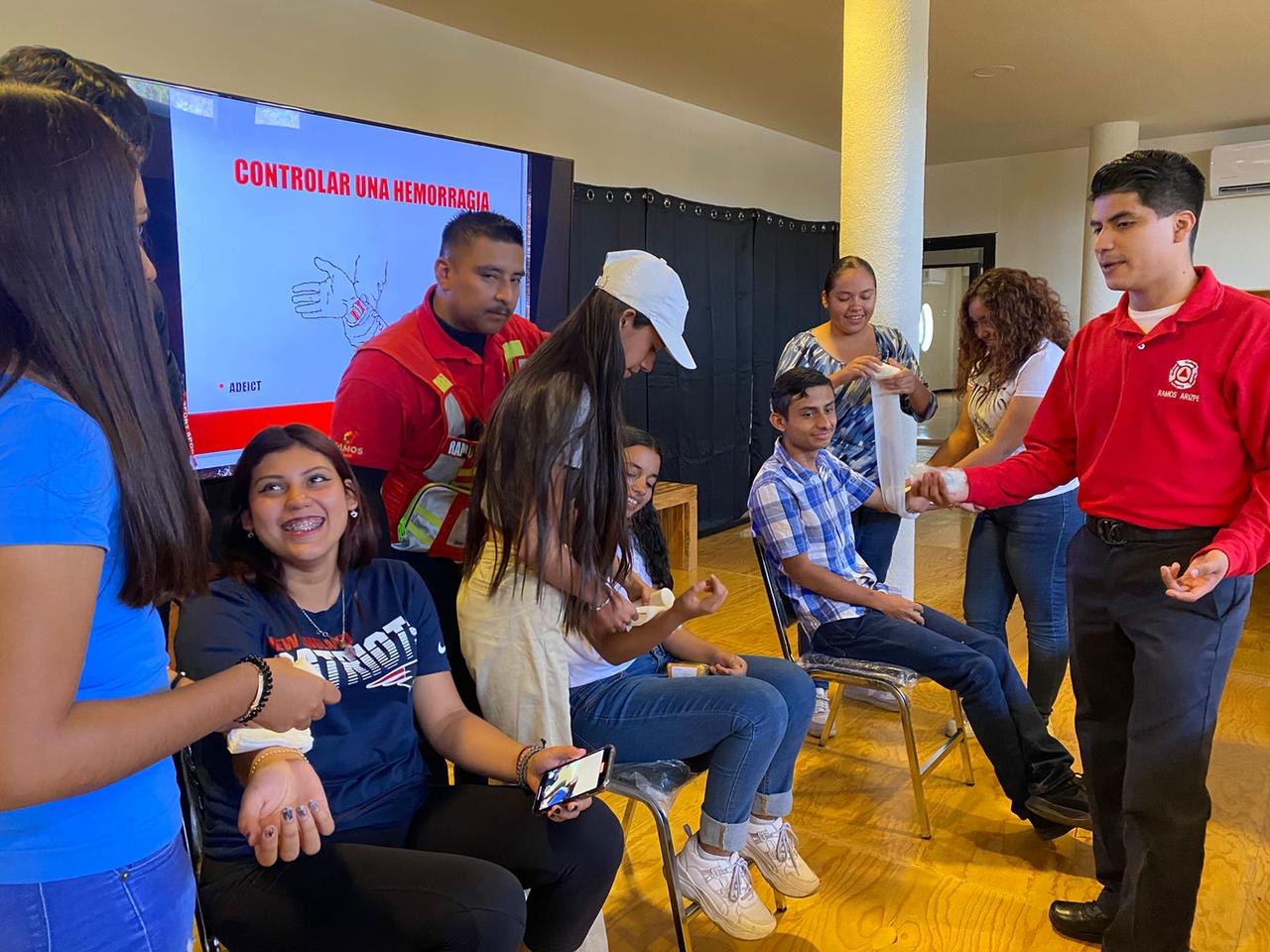 Capacitan a nuevos guías de “Dinolandia”