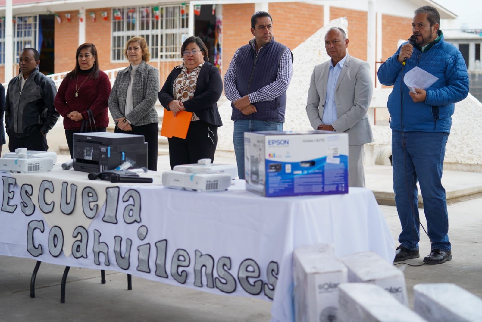 Entrega Chema Morales apoyos para más de 800 alumnos de la escuela Maestros Coahuilenses