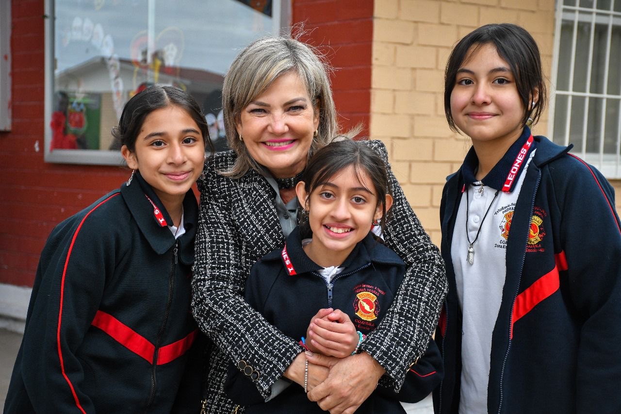 Invita alcaldesa a disfrutar magno desfile navideño