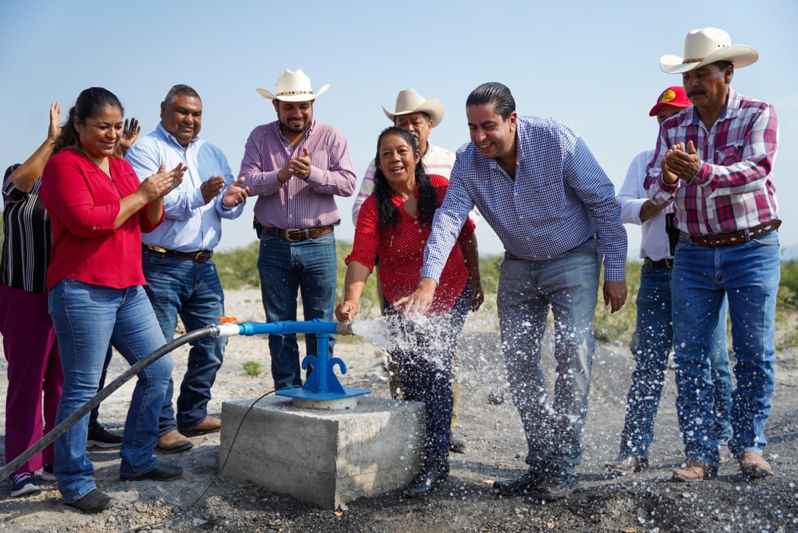 Entrega Chema Morales obras de agua potable en el ejido San Miguel