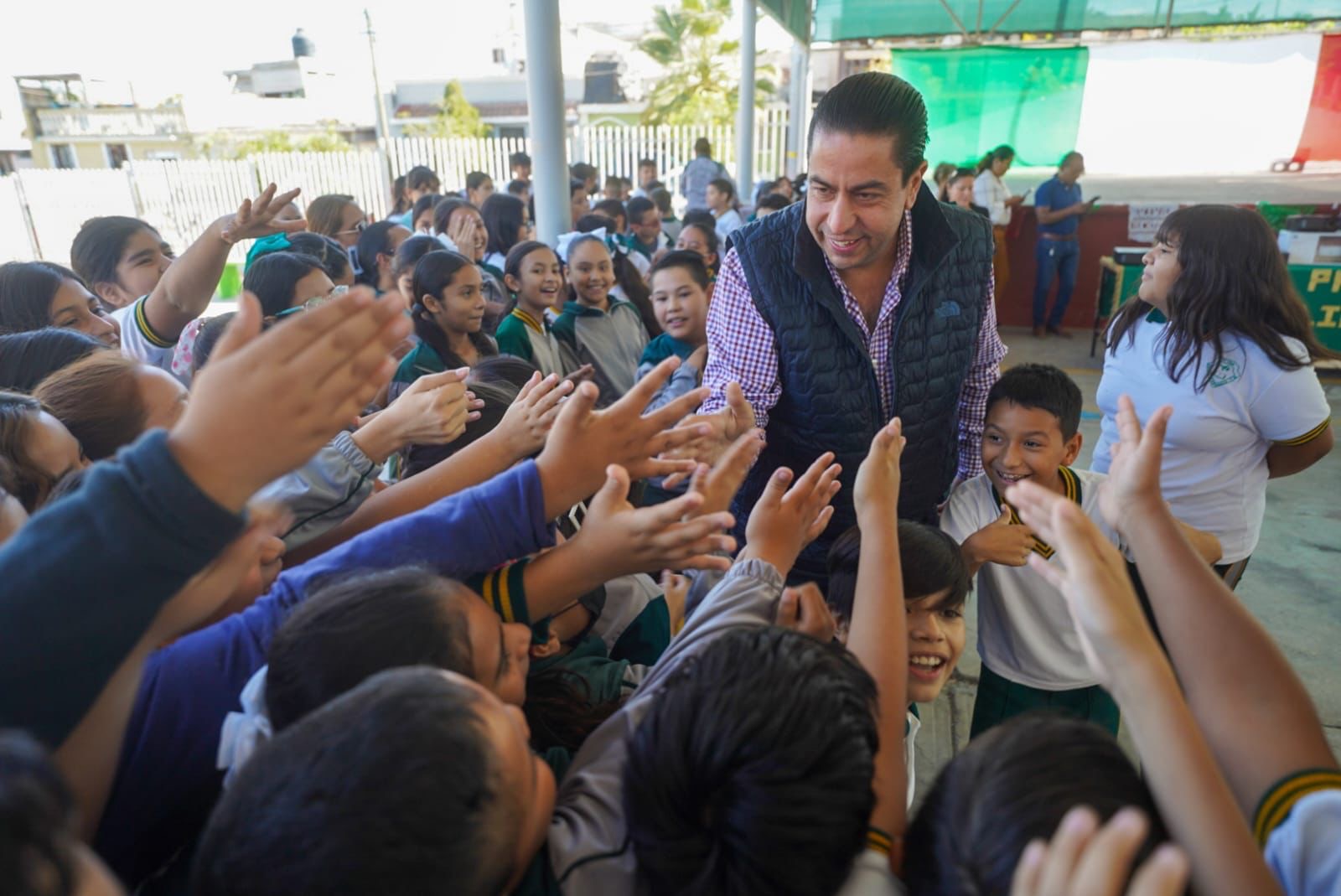 Lleva Chema Morales apoyos a la escuela Emilio Carranza