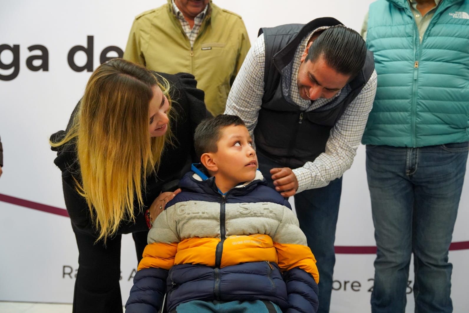 Chema Morales y Ana Lucía Cavazos entregan aparatos auditivos