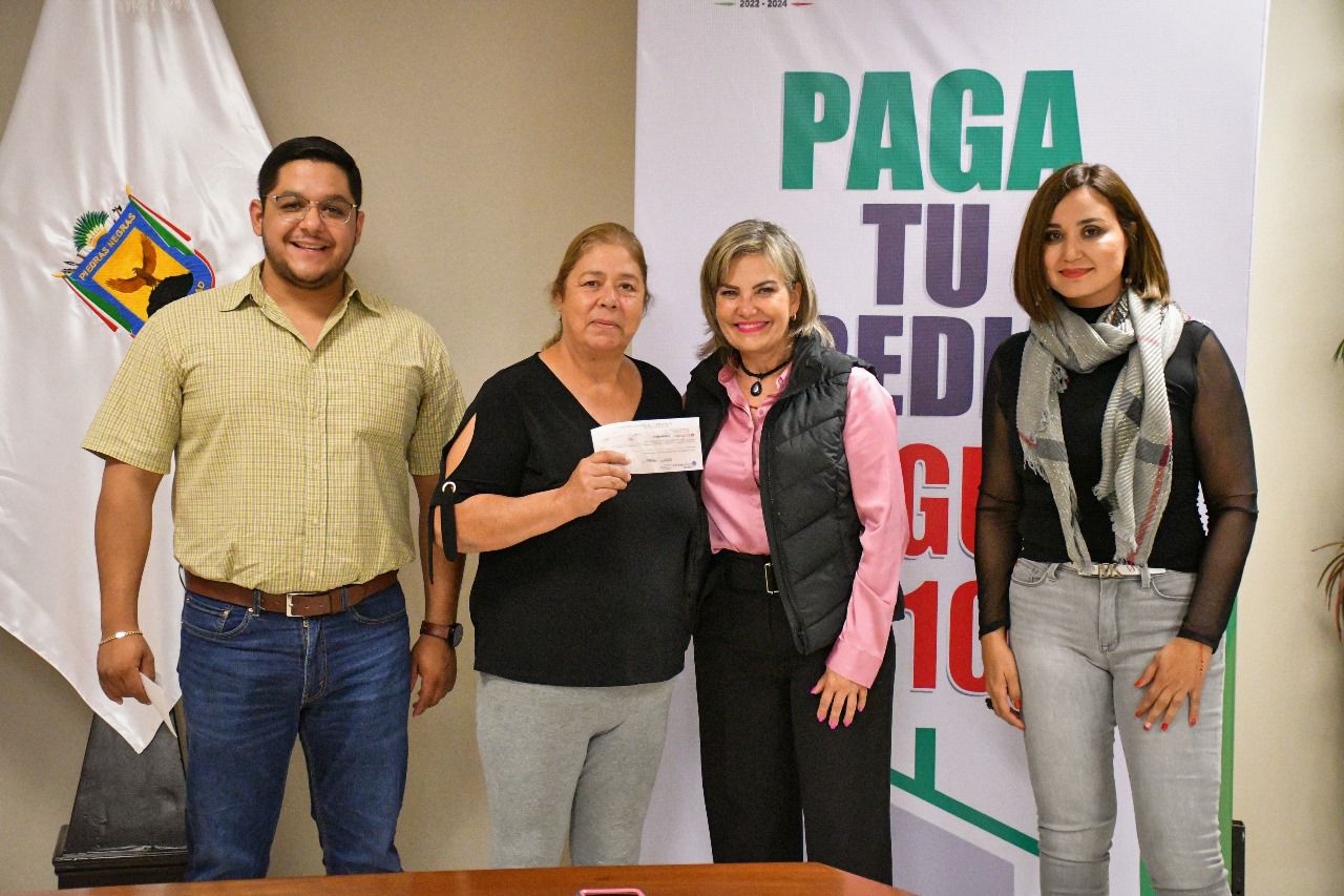 Entrega alcaldesa cheques del seguro contra desastres
