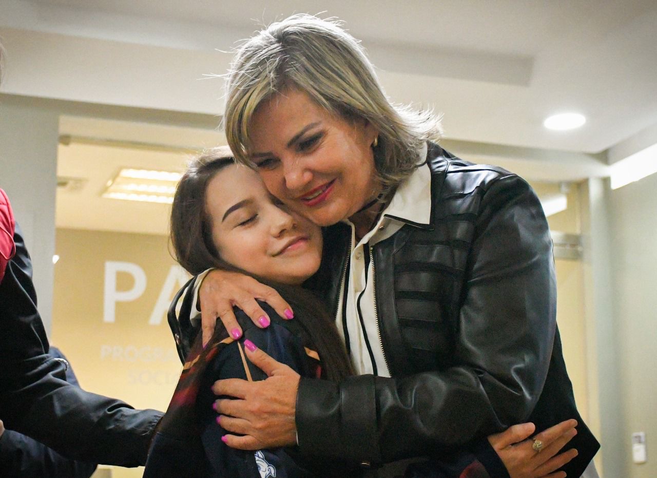 Entrega Norma Treviño prótesis a adolescente