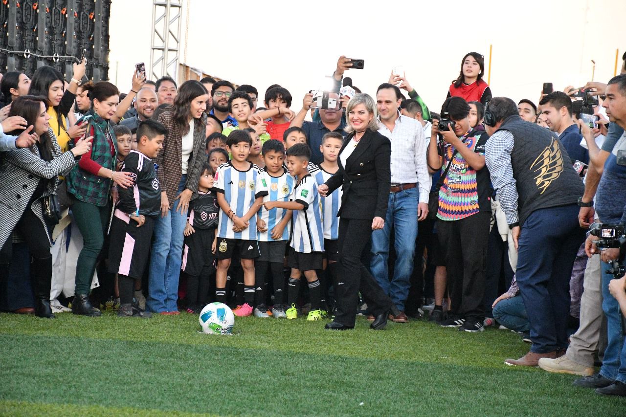 Gobernador y alcaldesa entregan cancha de futbol en la Macroplaza