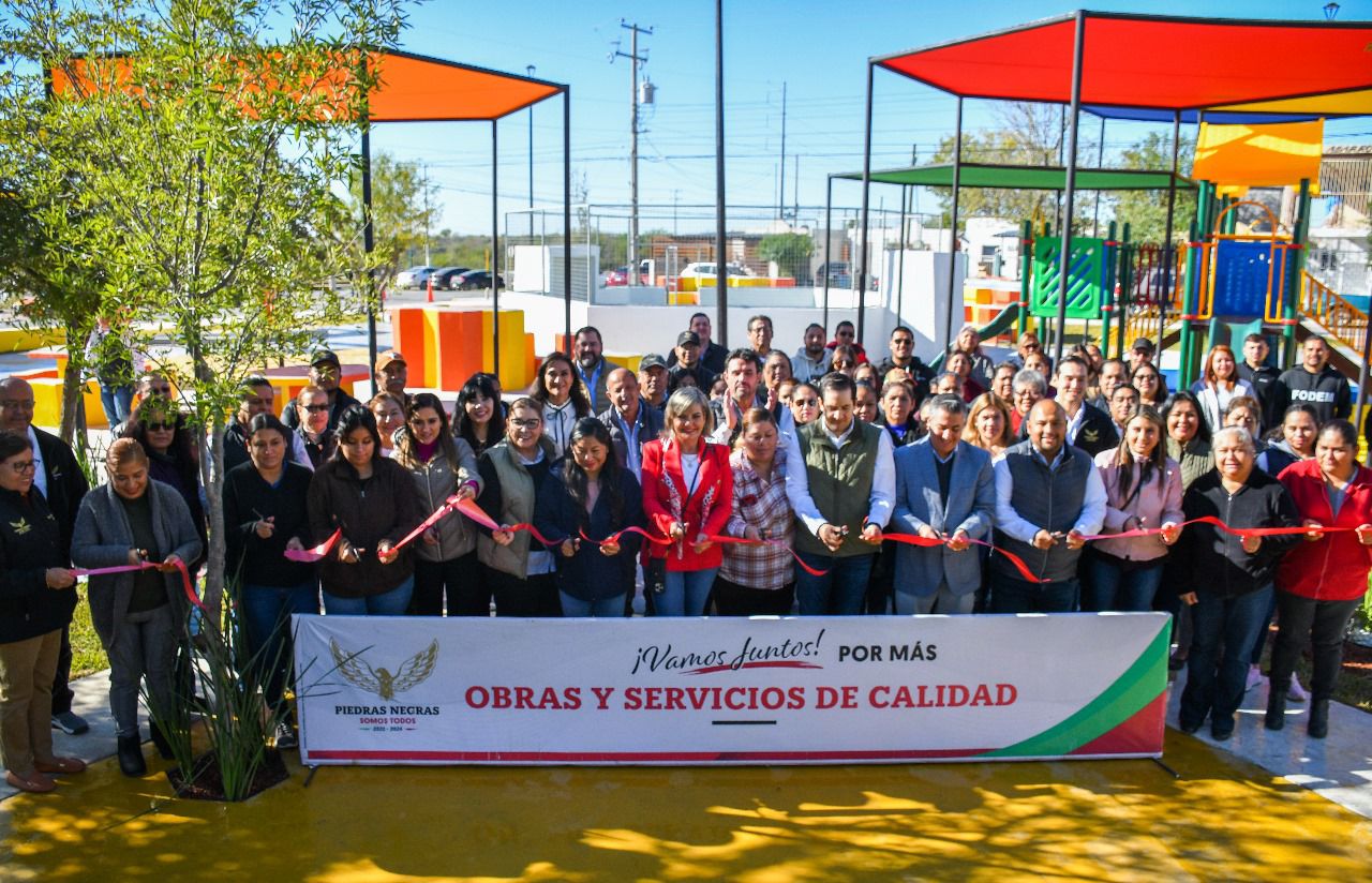 Entrega Norma Treviño plaza “La Colmena” en Villas del Carmen