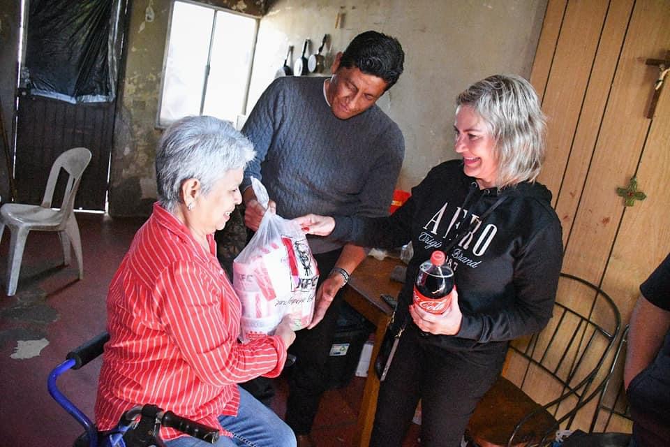 Lleva Norma Treviño cenas navideñas a familias vulnerables 