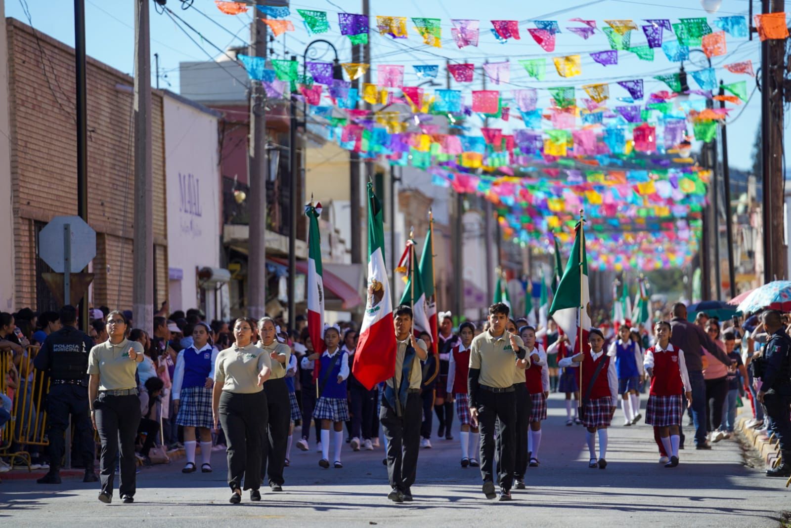 Saldo blanco en desfile revolucionario