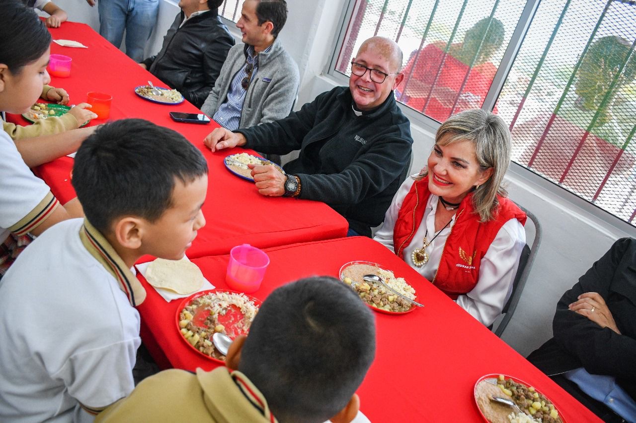 Entrega Norma Treviño comedor infantil y dispensario médico en Los Montes