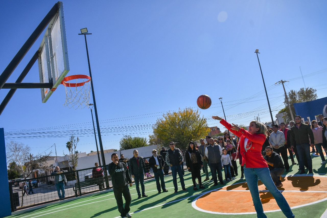 Inaugura alcaldesa rehabilitación de plaza pública en la Río Bravo
