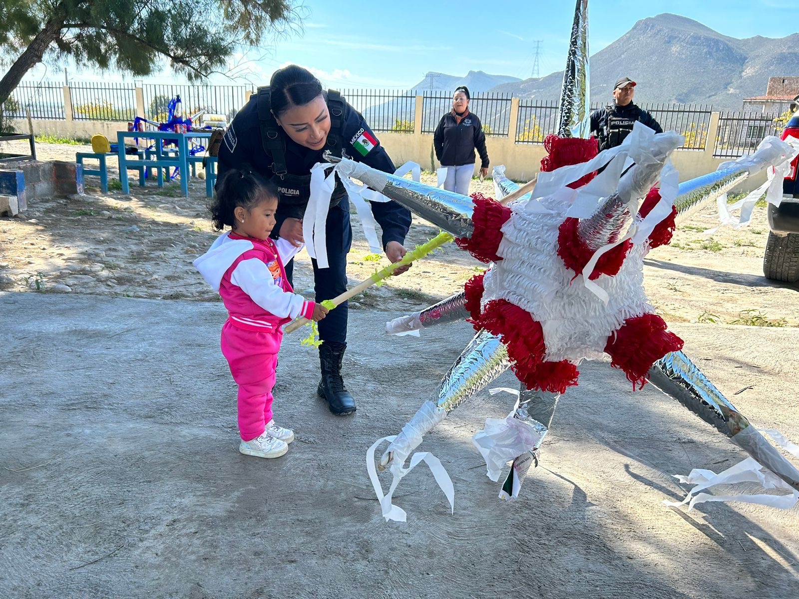 Policías municipales de Ramos Arizpe realizan posadas a niños de 8 ejidos