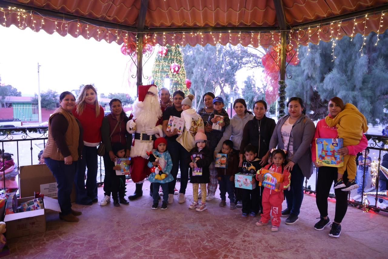 Continúa Ana Lucía Cavazos con entrega de regalos para niños del campo