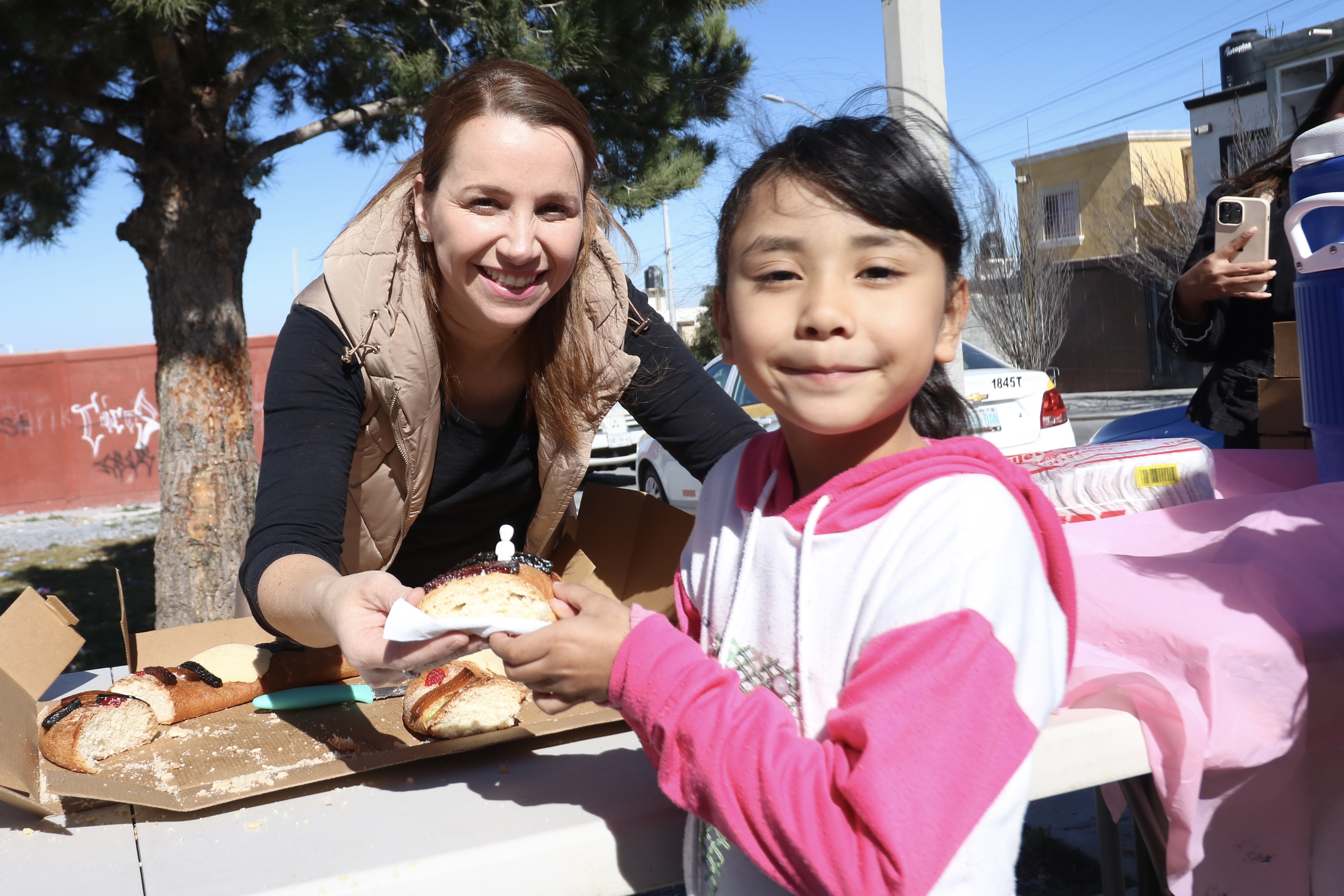 Lleva María Bárbara alegría de Reyes Magos a su distrito