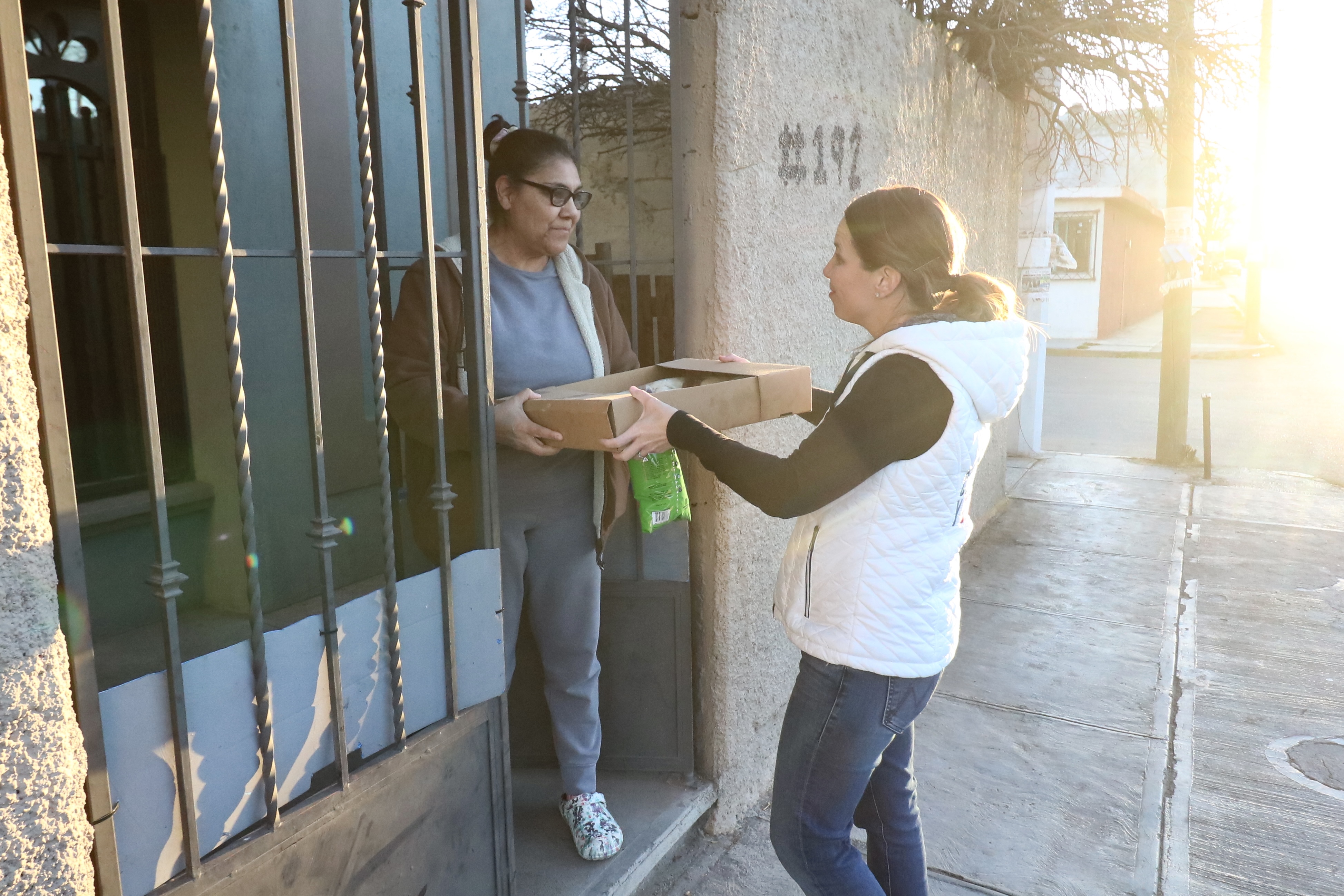 Sorprende María Bárbara Cepeda entregando roscas de Reyes en hogares de su distrito 