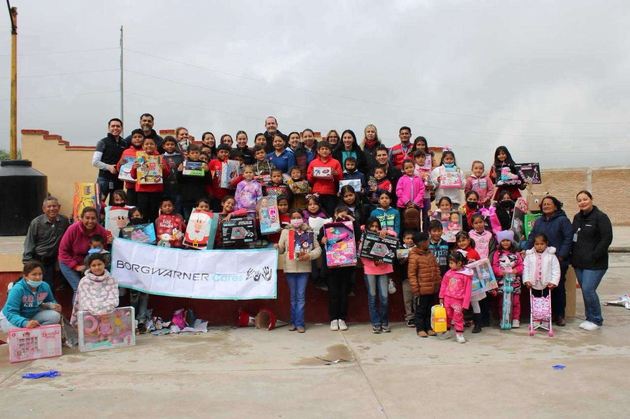 Lleva DIF Ramos Arizpe Navidad a niños del campo