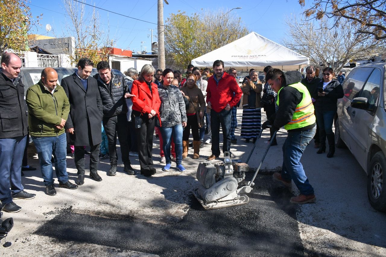 Inicia municipio intenso programa de bacheo para este año