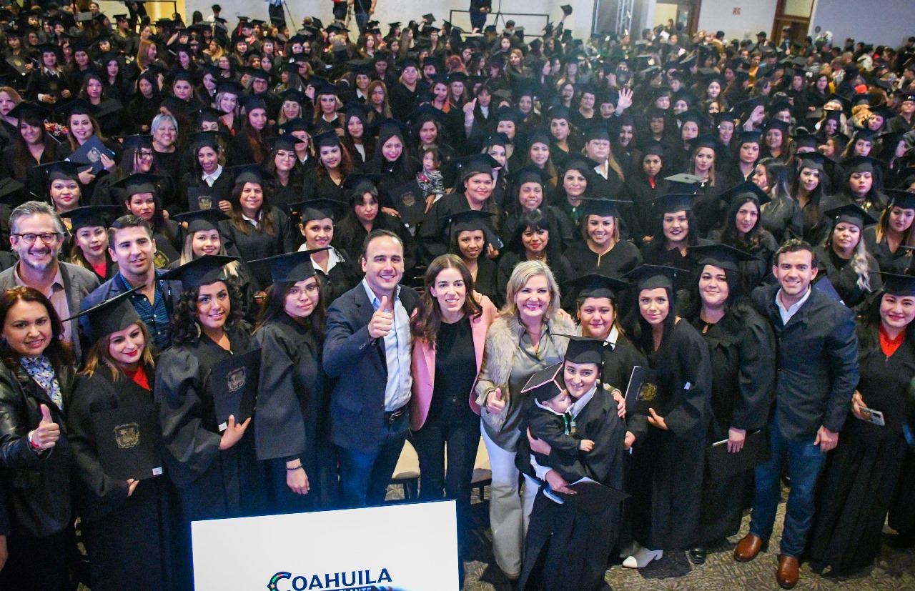 Gradúan de preparatoria 700 “Mujeres echadas pa’delante”