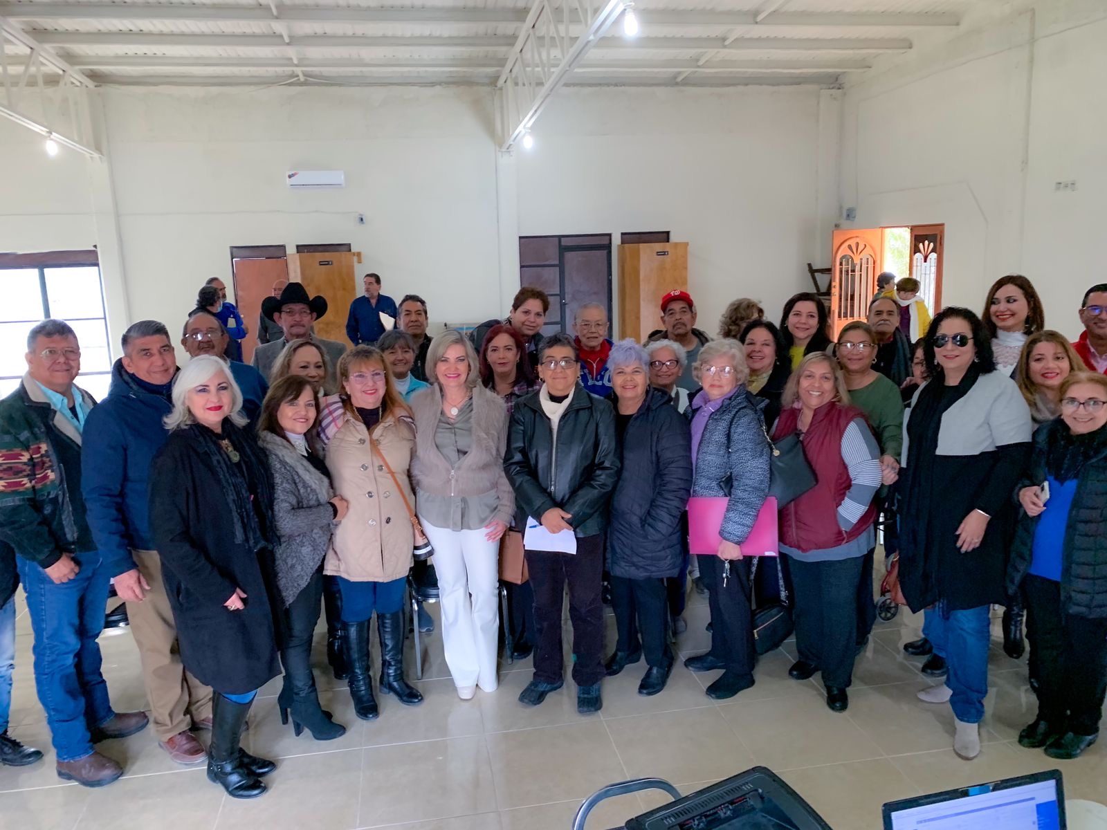 Lleva alcaldesa beneficios del predial a maestros jubilados