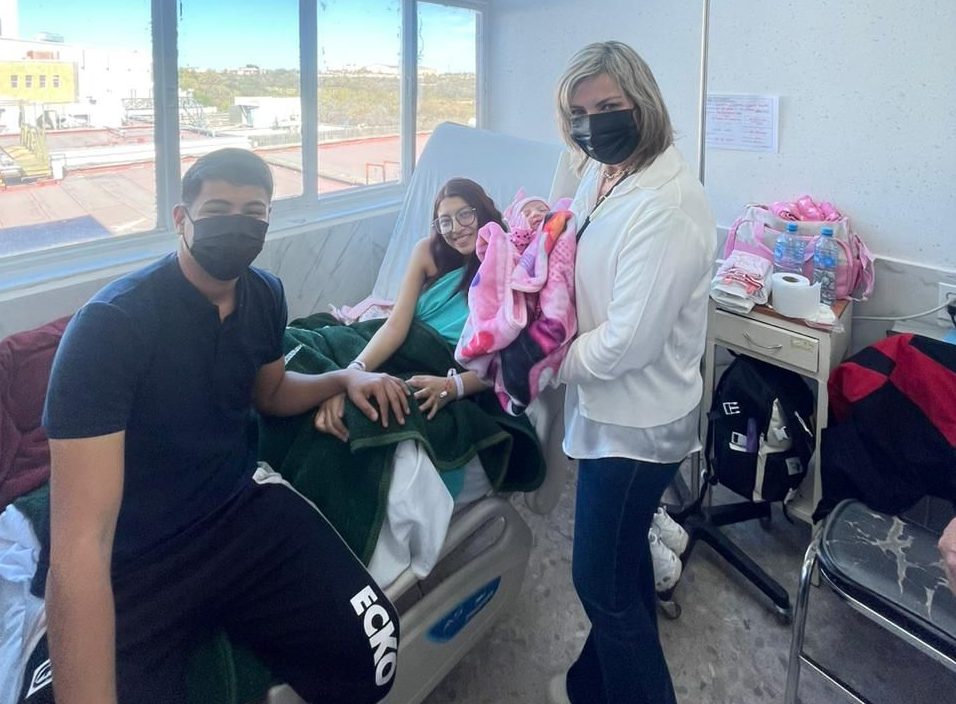 Visita Norma Treviño a las primeras bebés del 2024