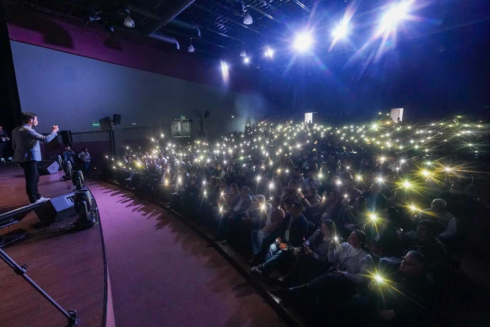 ABARROTAN CONFERENCIA “LIDERA COMO ROCKSTAR” EN RAMOS ARIZPE
