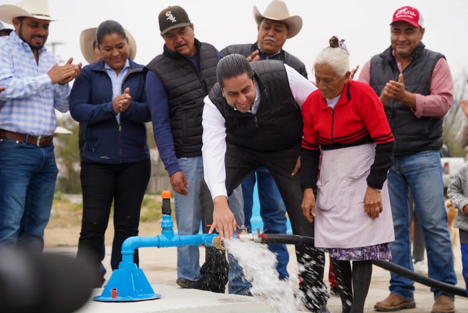 Entrega Chema Morales más obras de agua potable en estación Higo