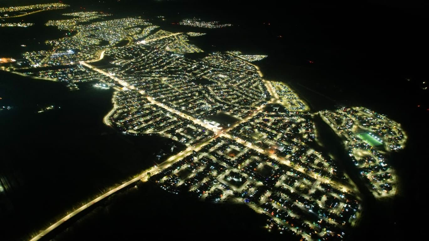 Cumple Chema Morales con modernización total de alumbrado público en Analco