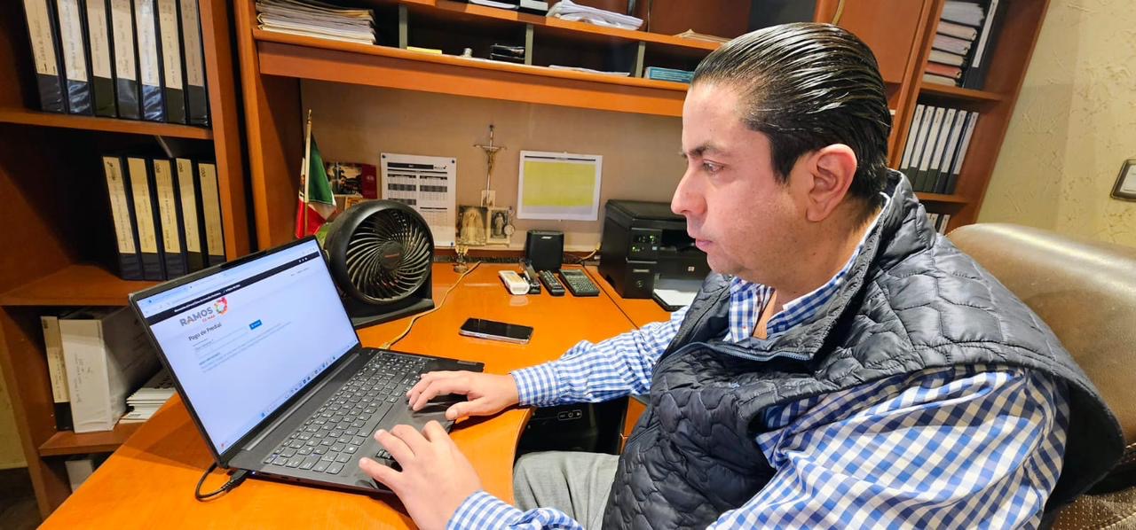 Cumple Chema Morales con pago del predial e invita a aprovechar servicio en línea