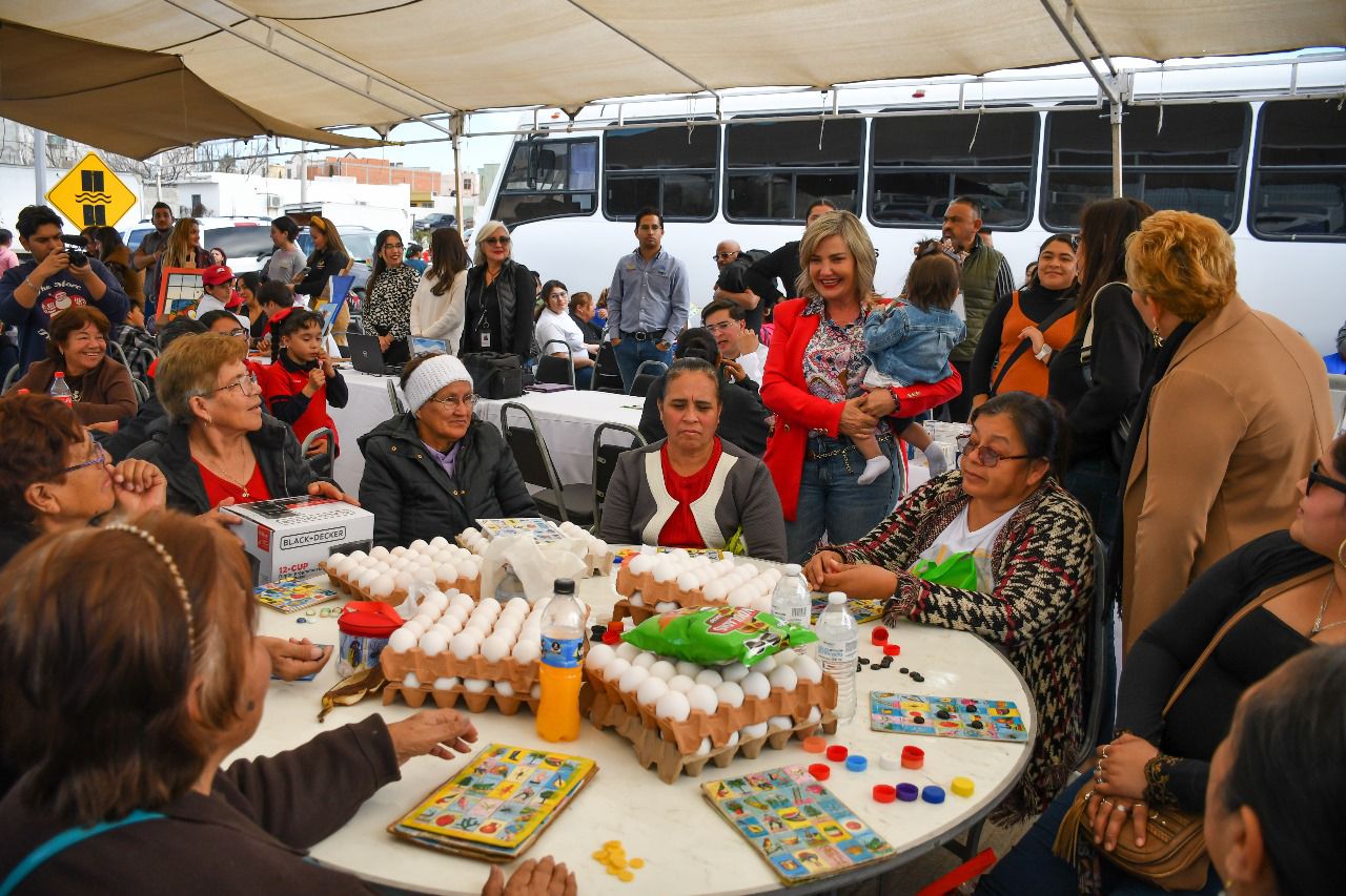 Apoya Norma Treviño economía de familias en La Deportiva