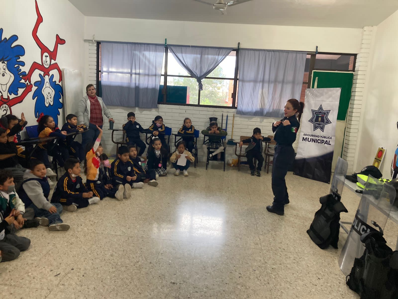 Policía municipal imparte pláticas de prevención en primaria de Ramos Arizpe
