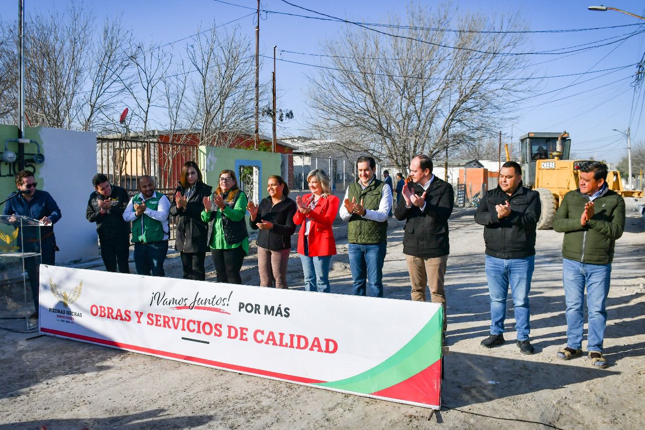 Le cumple Norma Treviño al ejido Piedras Negras
