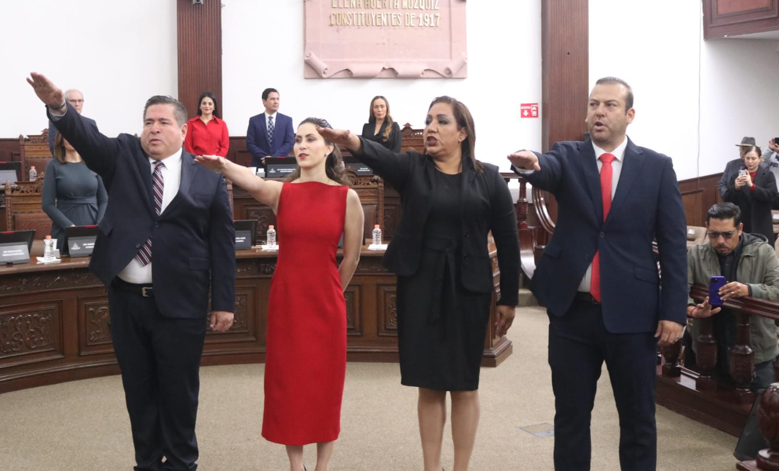 Toman protesta a nuevos diputados
