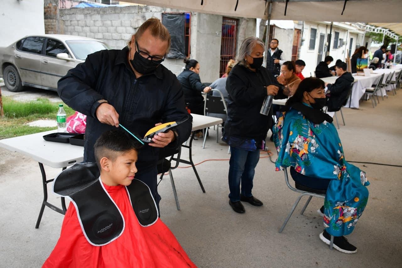Llevan brigada de servicios y trámites municipales a la Lázaro Cárdenas