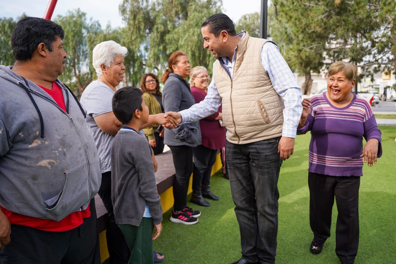 Entrega Chema Morales rehabilitación de plaza “Sagrado Corazón” en Manantiales del Valle