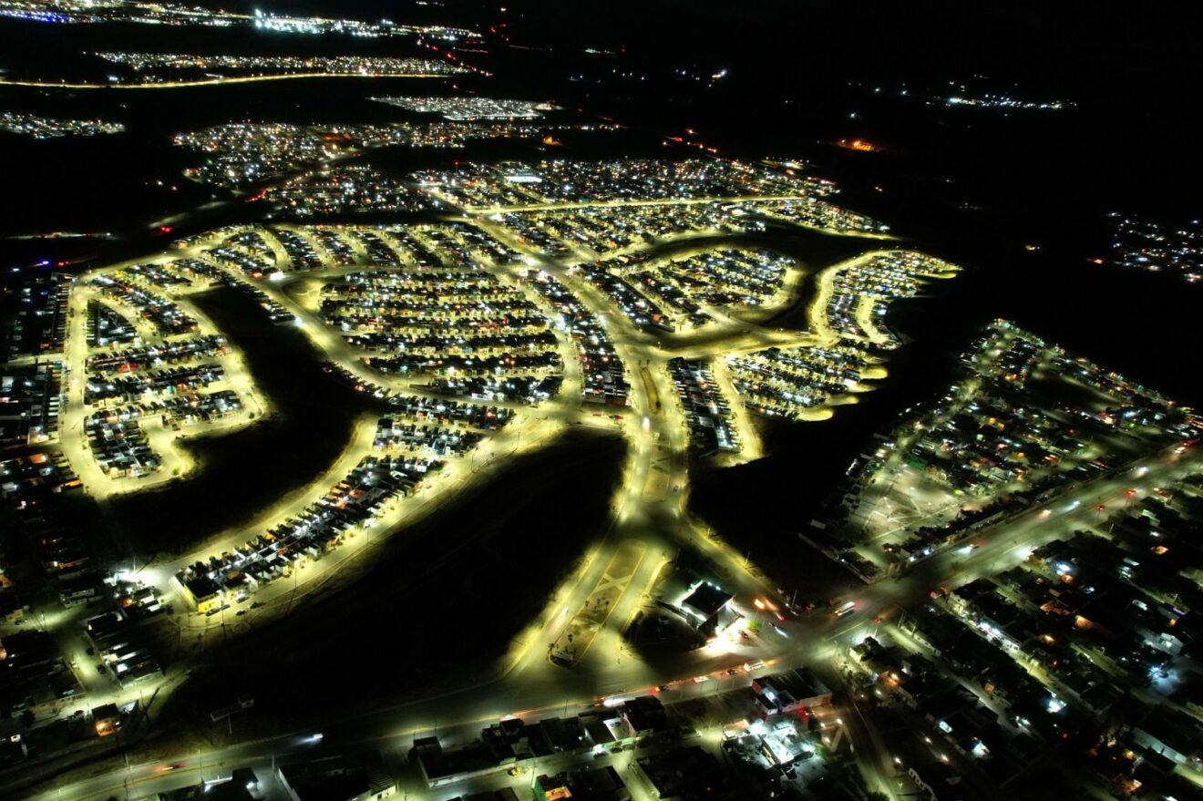 Lámparas de alta tecnología iluminan todo el poniente de Ramos Arizpe