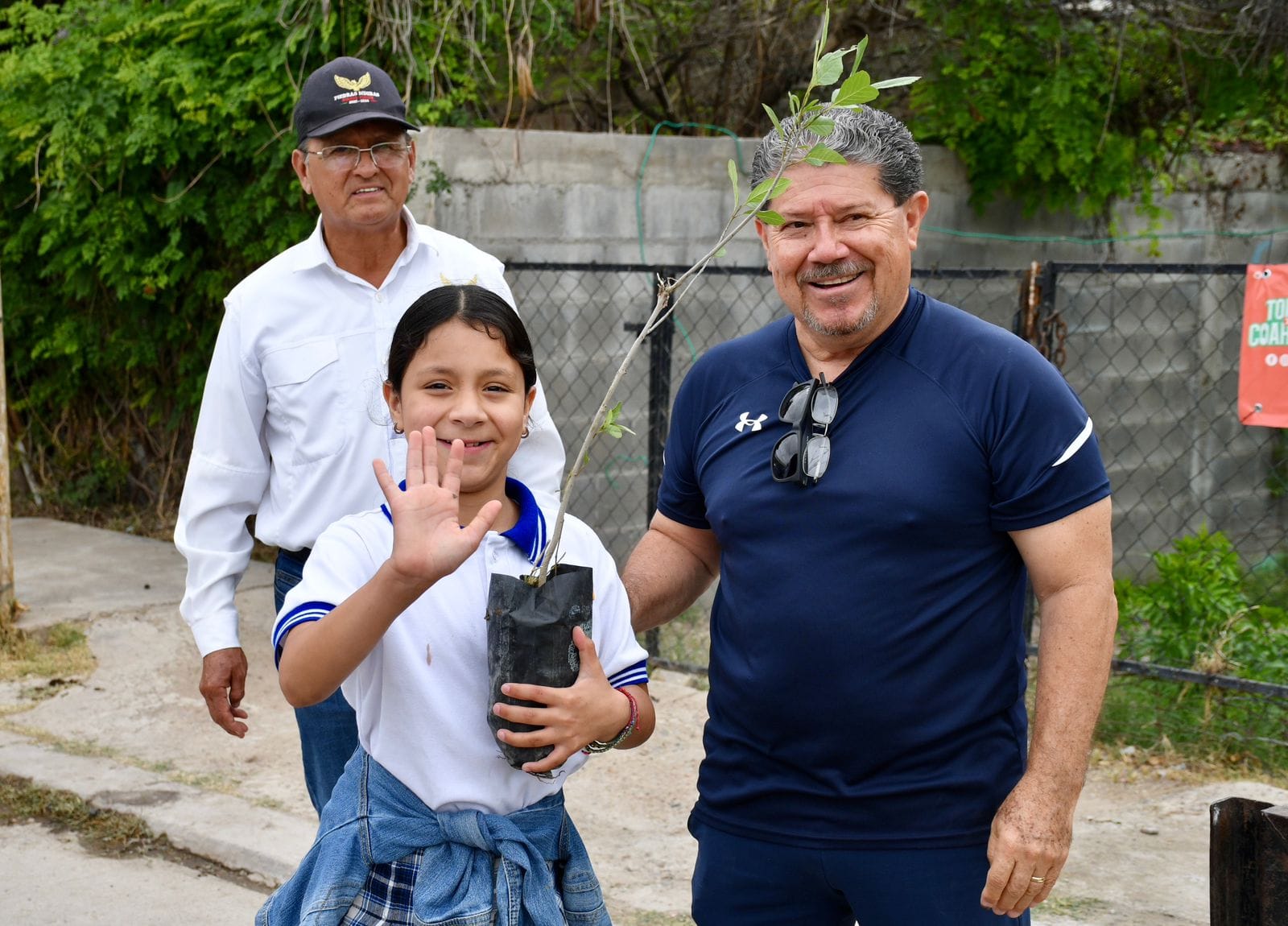 Conmemoran a la Madre Tierra con donación de árboles