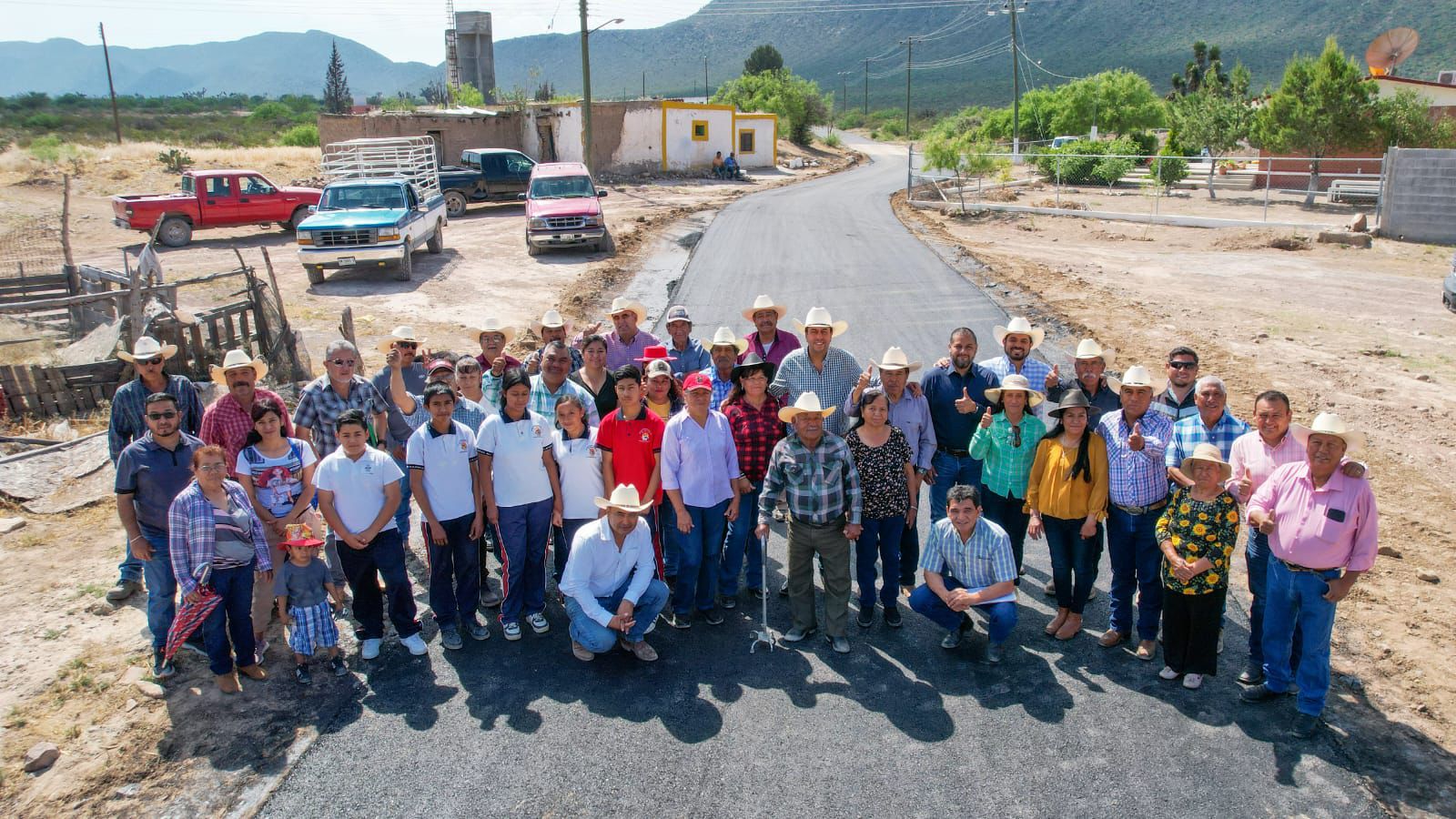 Supervisa Chema Morales nuevos caminos rurales