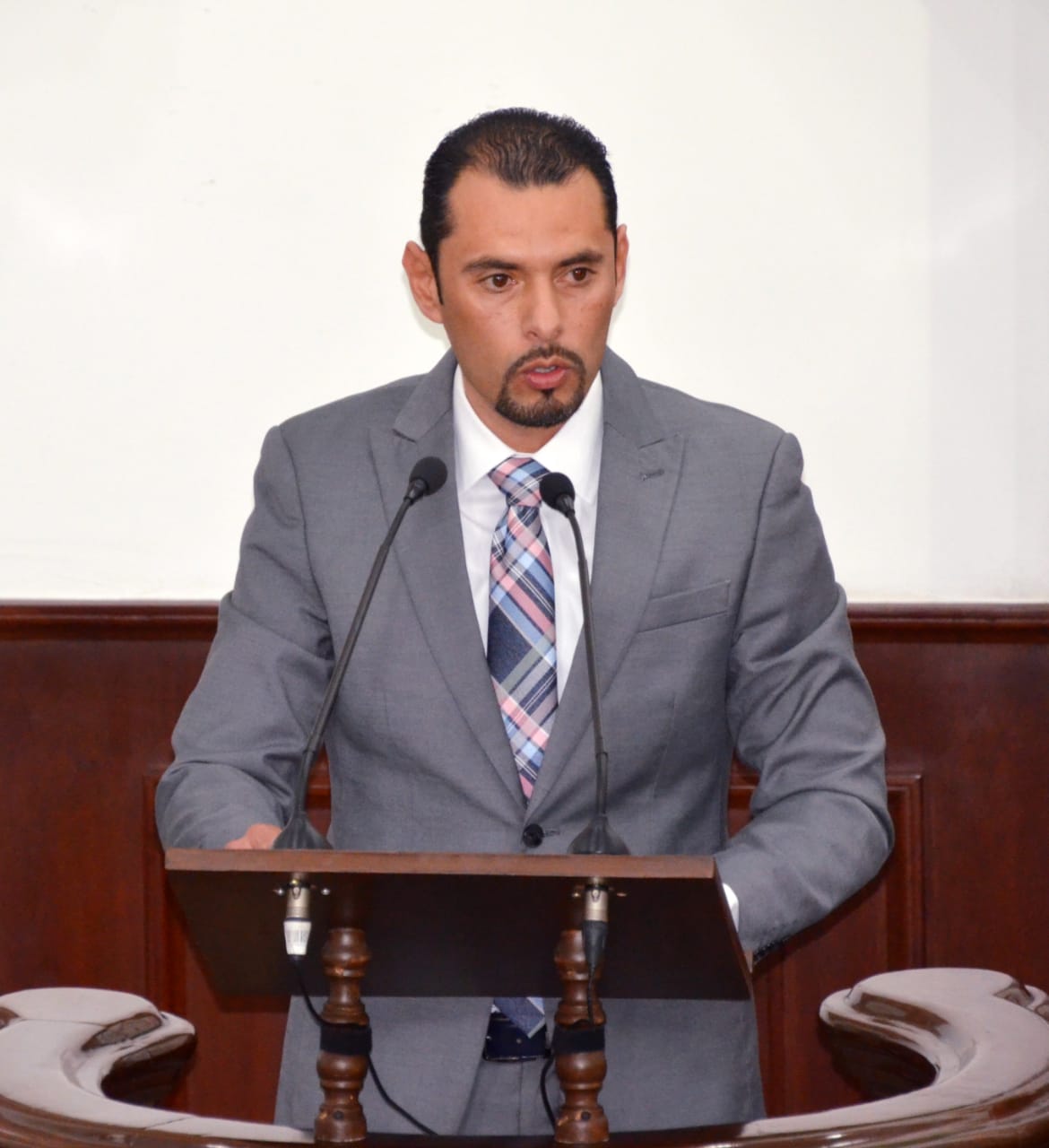 Ventanillas para agilizar trámites de apertura de nuevos negocios, pide Sergio Zenón