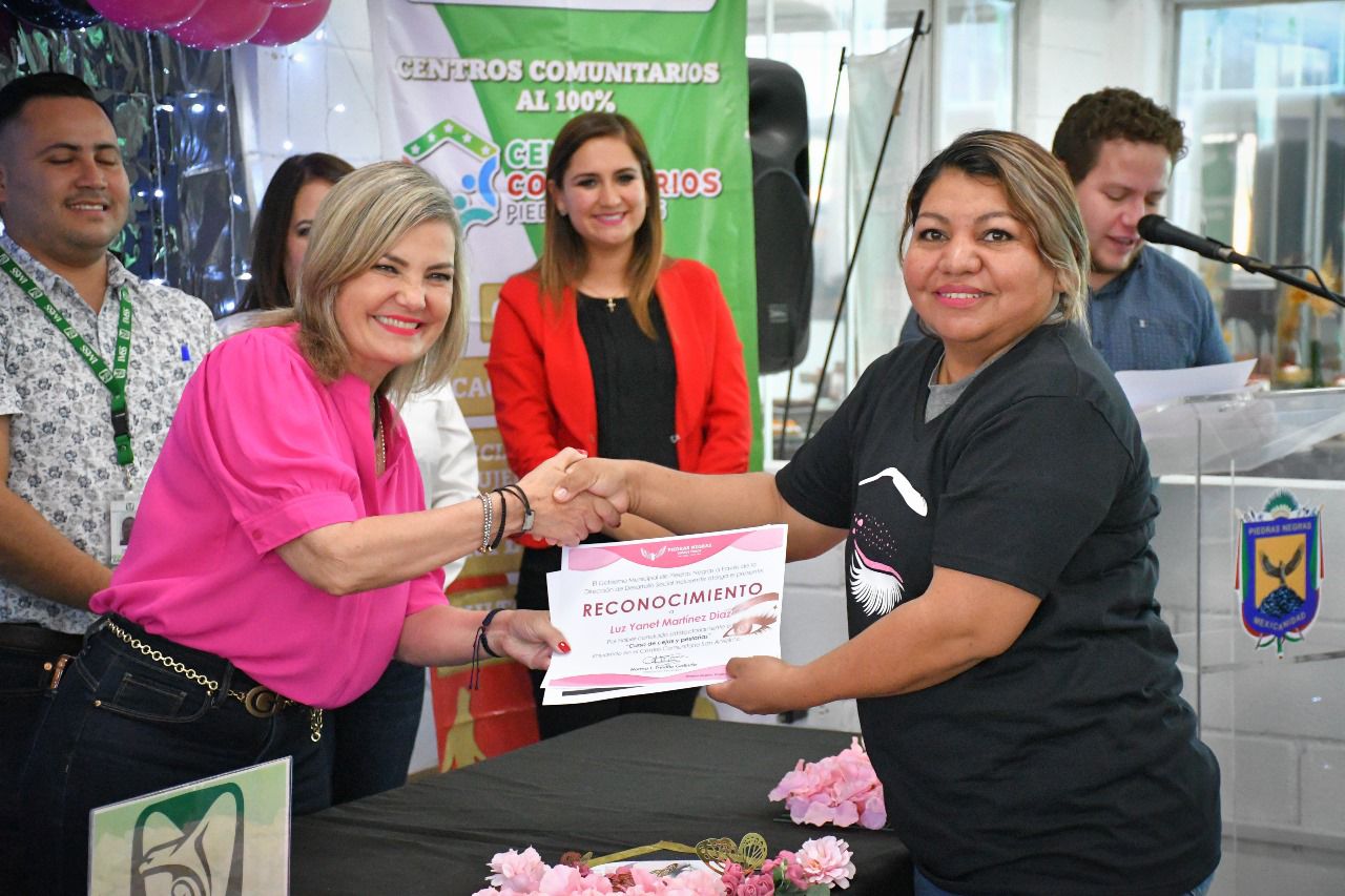 Entrega alcaldesa reconocimiento de cursos en Centro Comunitario San Anselmo
