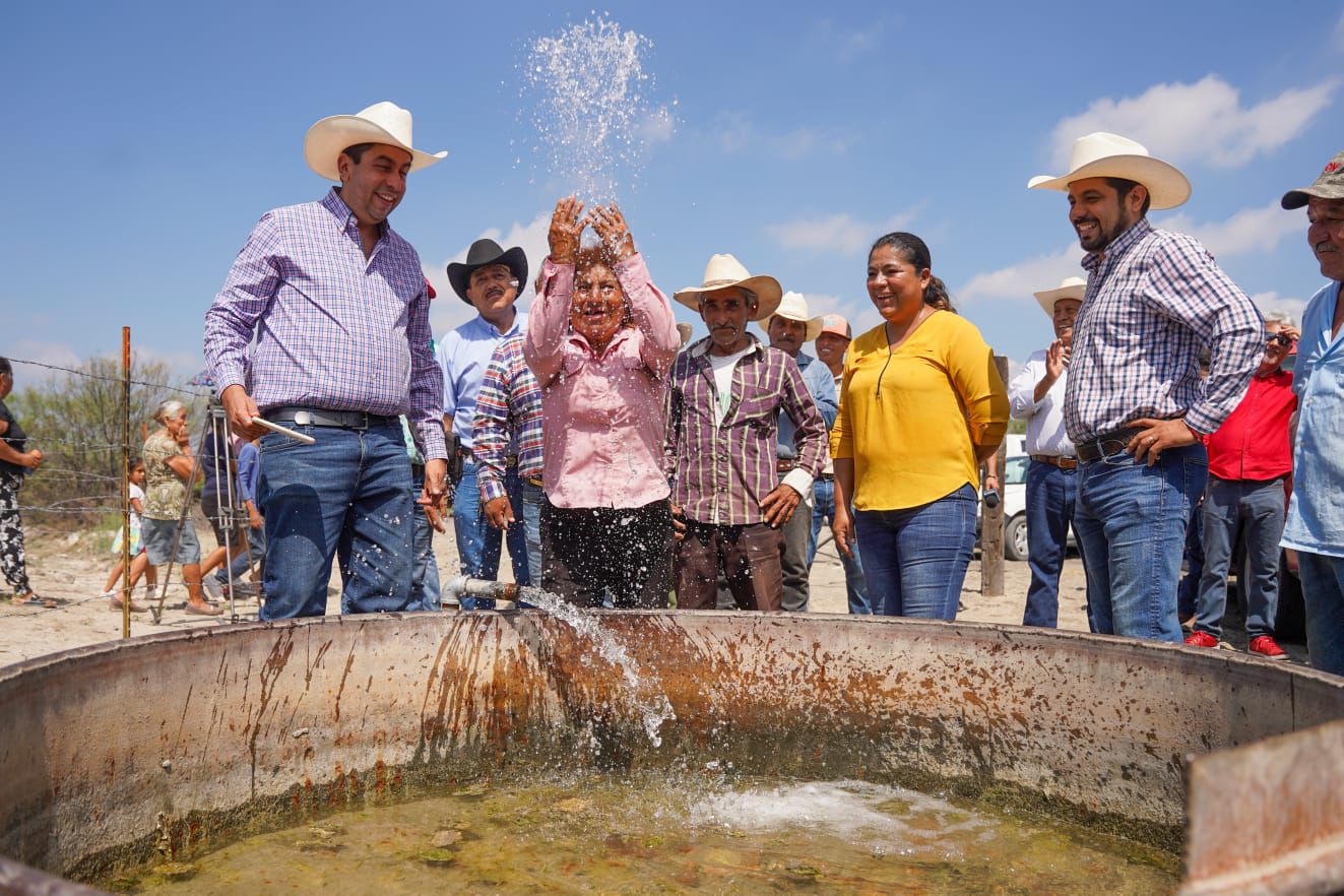 Chema Morales sigue cumpliendo compromisos con el campo de Ramos Arizpe
