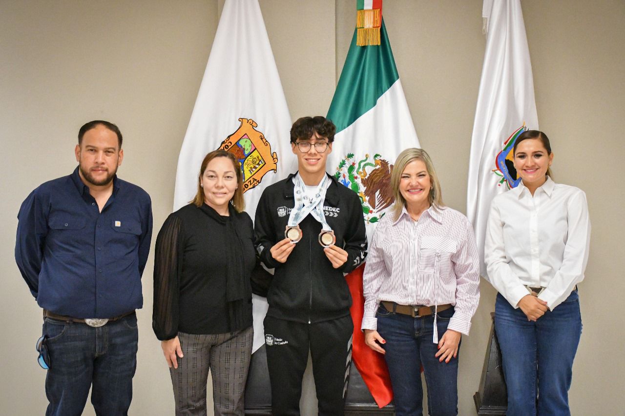 Felicita alcaldesa a destacado atleta nigropetense de natación