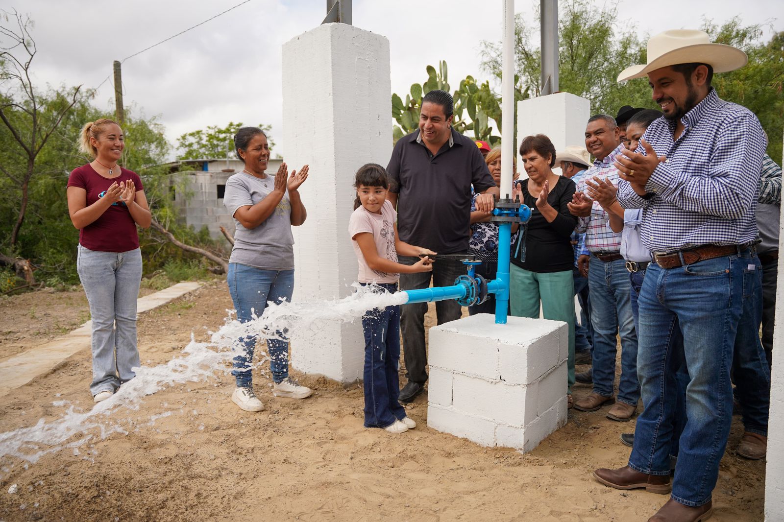 Chema Morales continúa con la entrega de obras en el campo