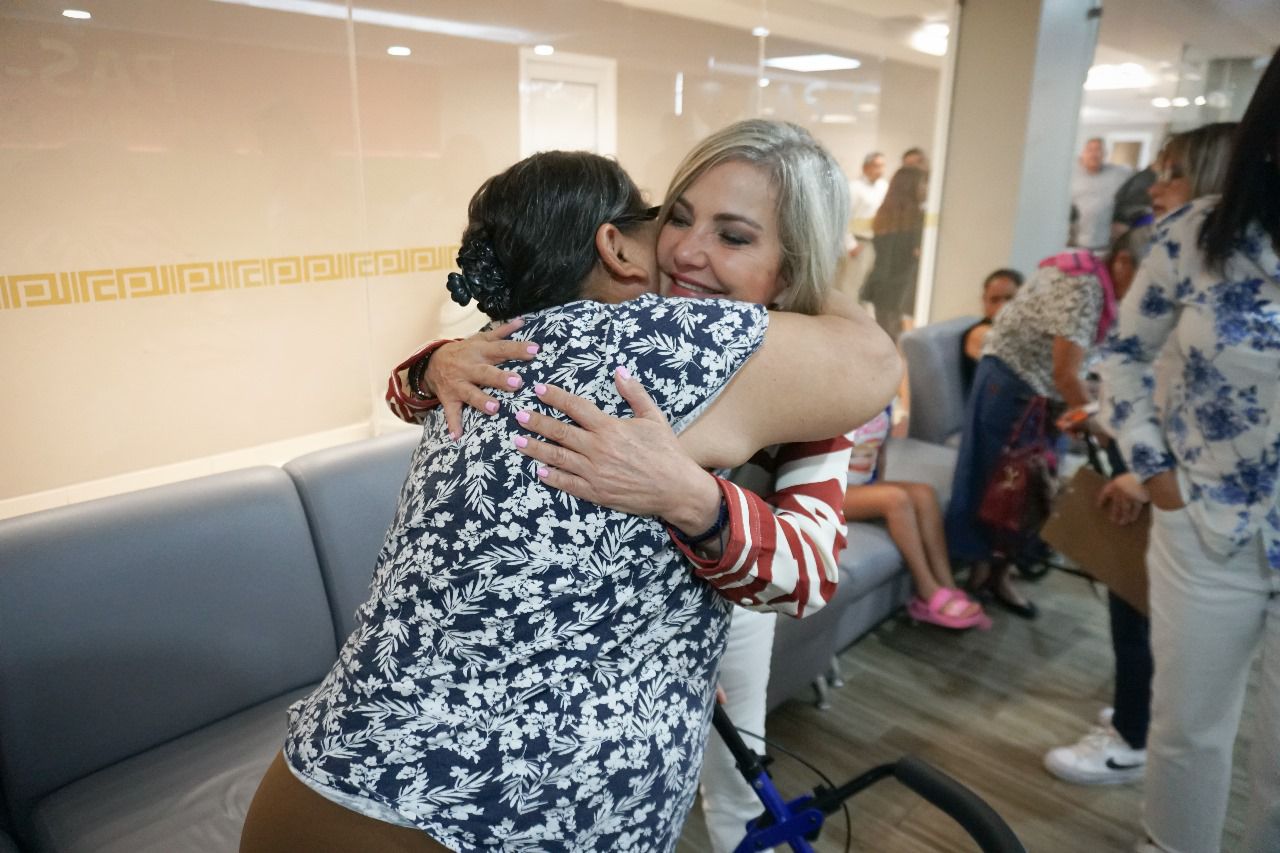 Entrega alcaldesa de PN prótesis ortopédicas