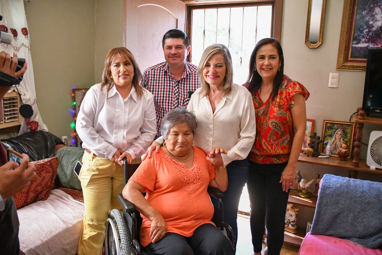 Entrega Norma Treviño sillas de ruedas a personas en situación vulnerable