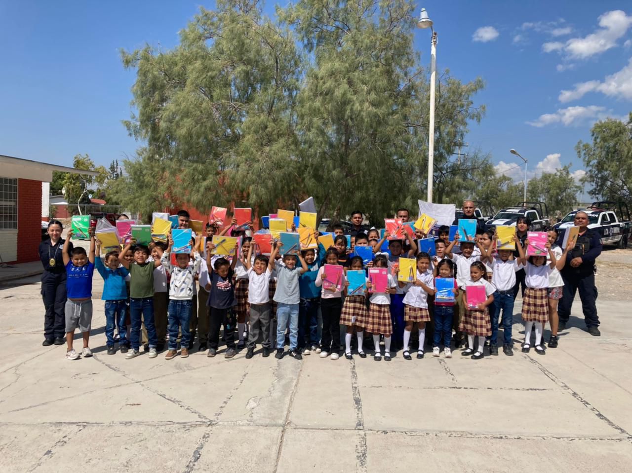 Estudiantes del ejido Hipólito reciben útiles escolares por parte de policías municipales