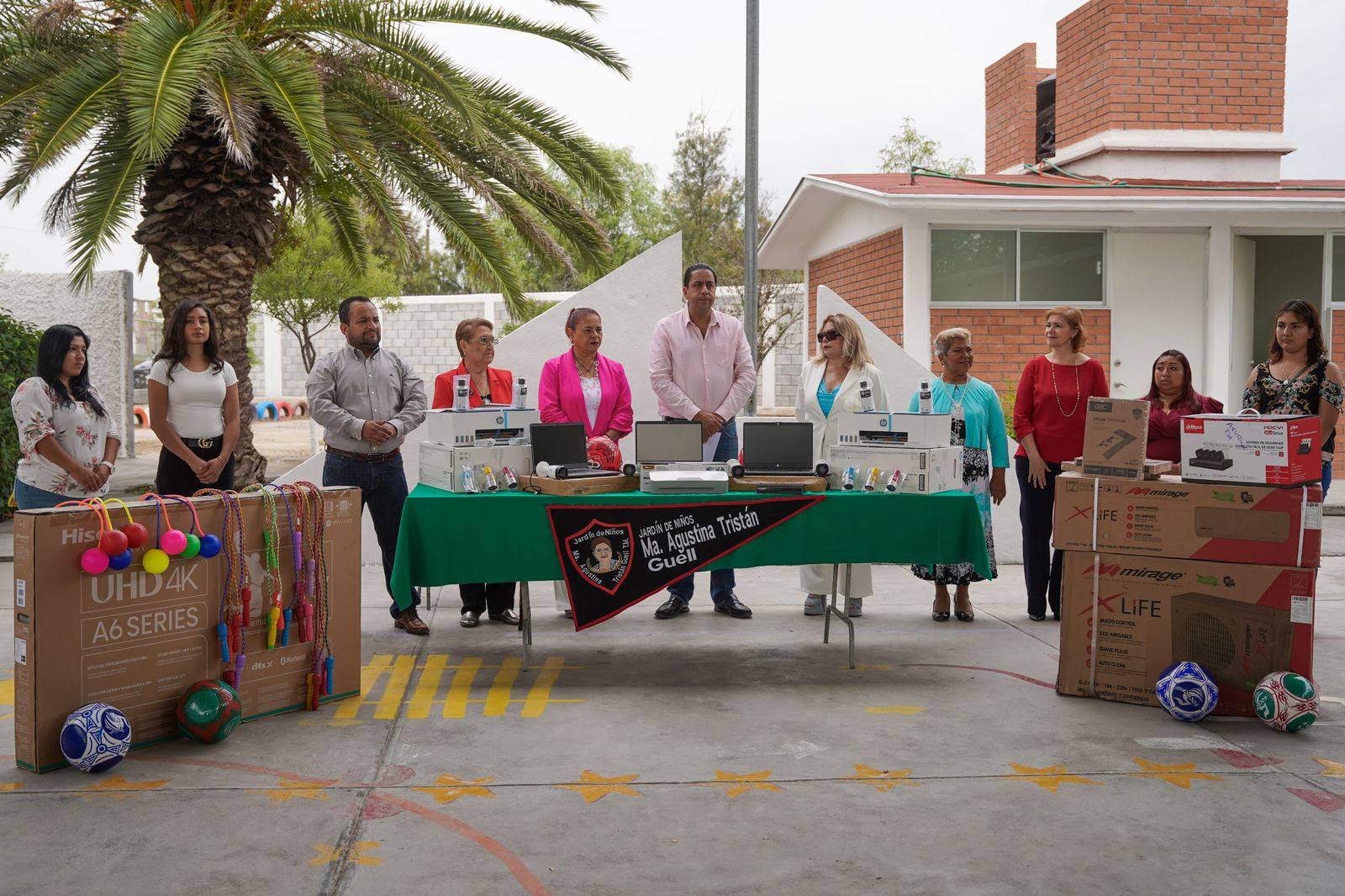 Entrega Chema Morales apoyos de “Mejora tu escuela” en jardín de niños