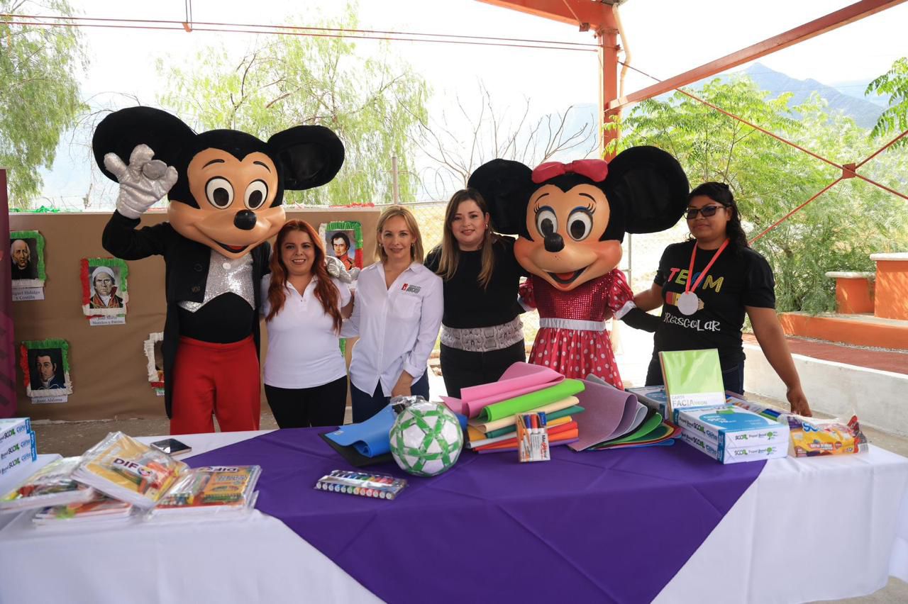 Alumnos de Higueras reciben útiles escolares por parte del DIF Ramos Arizpe y fundación RCG